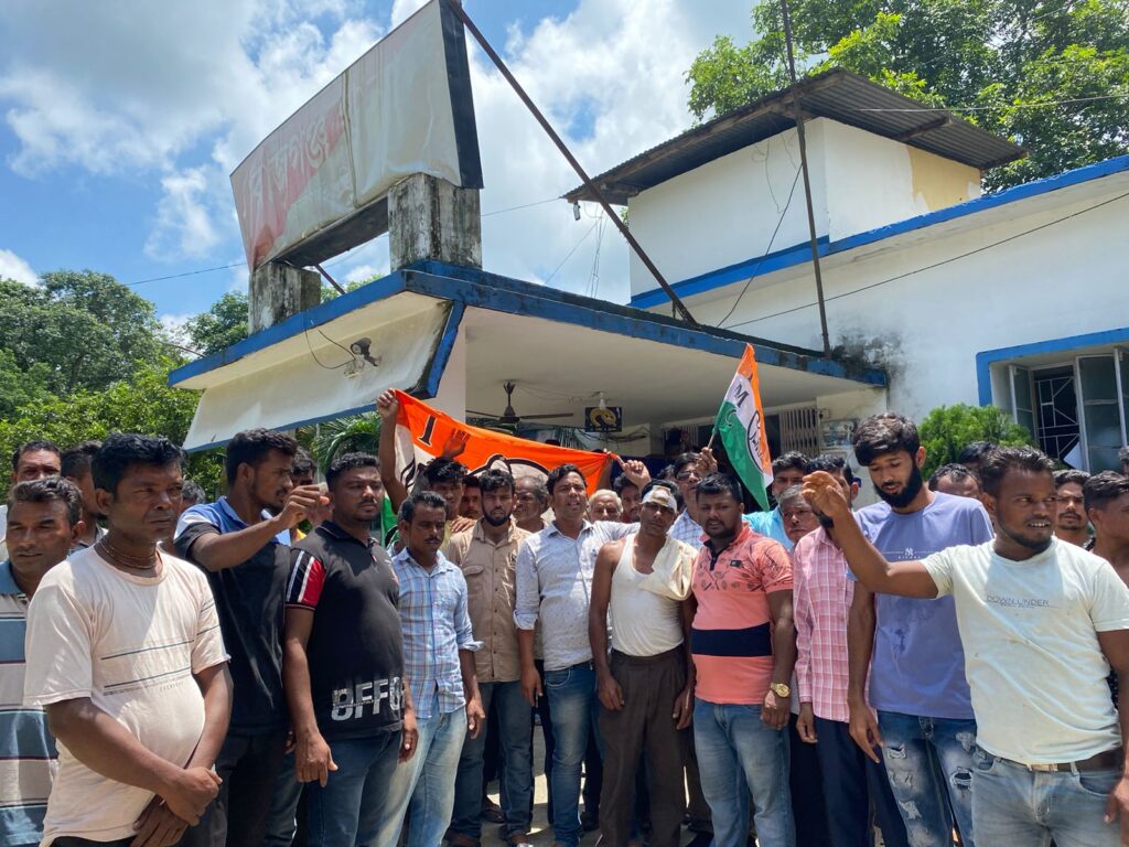 সন্ন্যাসীকাটায় ভোটে সন্ত্রাসের অভিযোগ তুলে রাজগঞ্জ থানায় বিক্ষোভ তৃণমূলের