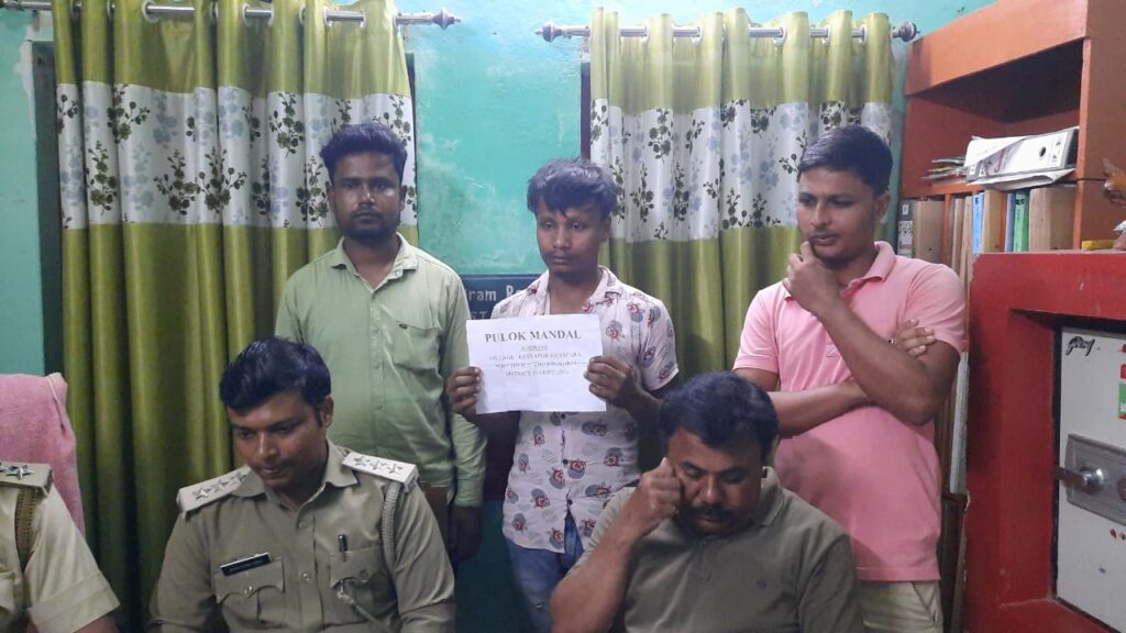 শিলিগুড়িতে লক্ষাধিক টাকার শাল কাঠ সহ গ্রেফতার ব্যক্তি