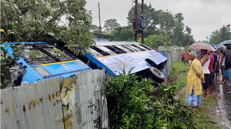 কোচবিহার দিনহাটা রাজ্য সড়কে মর্মান্তিক দুর্ঘটনায় মৃত্যু যুবকের