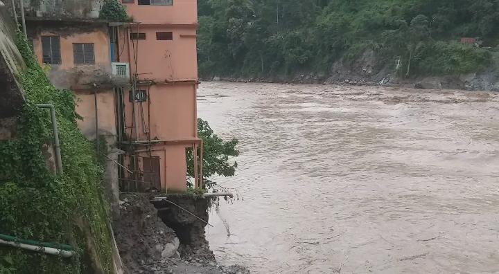 মল্লিতে বিপজ্জনক অবস্থায় ঝুলছে বাড়ি, তলিয়ে যেতে পারে তিস্তায়