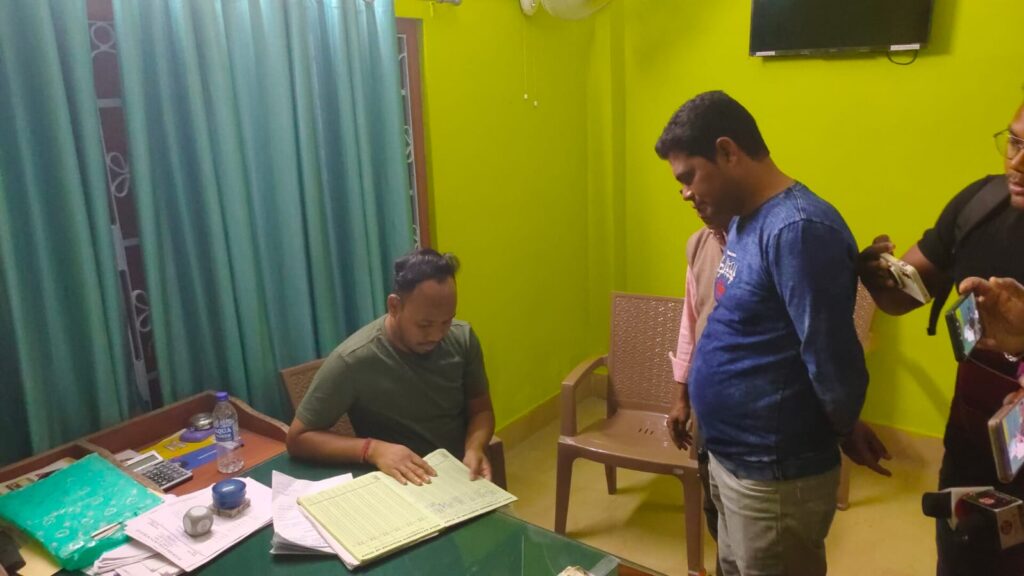 সময়মতো দপ্তরে আসেননি আধিকারিকেরা, শোকজ করলেন রাজগঞ্জের বিডিও