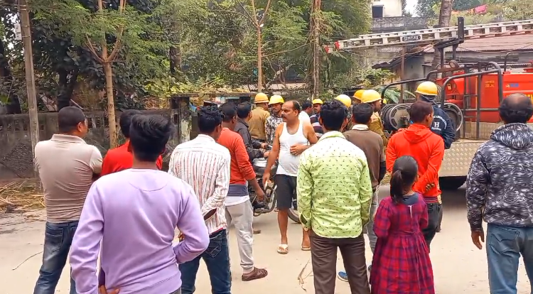 শিলিগুড়ির ২২ নম্বর ওয়ার্ডে হাইটেনশন ইলেকট্রিক পোলে অগ্নিকান্ডের ঘটনায় চাঞ্চল্য