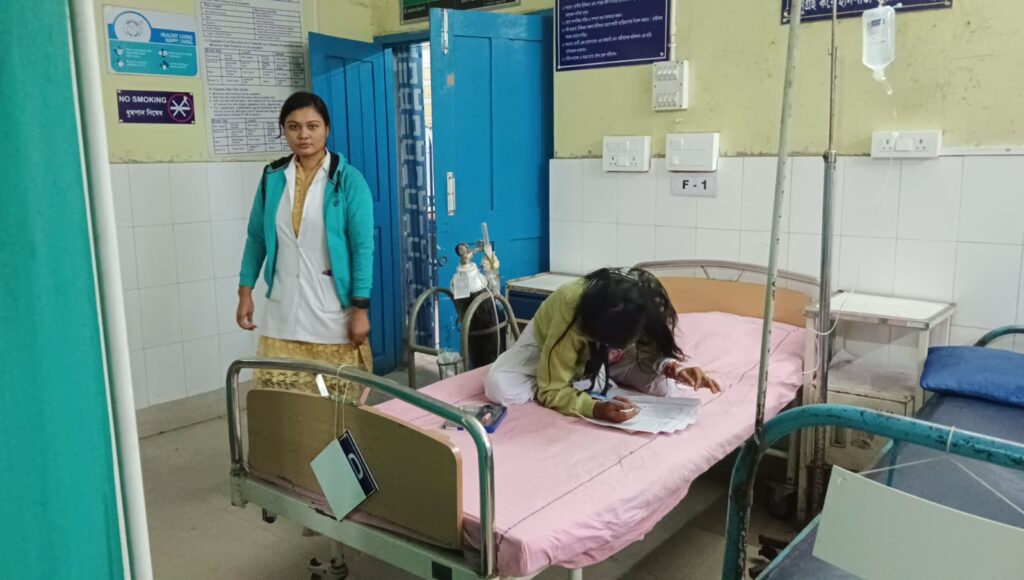 পরীক্ষা চলাকালীন অসুস্থ, হাসপাতালে বসে পরীক্ষা দিল মাধ্যমিক পরীক্ষার্থী