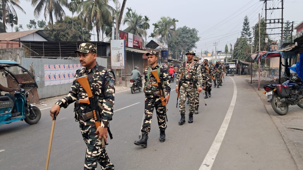 জলপাইগুড়ি লোকসভা কেন্দ্রের বেলাকোবায় রুটমার্চ কেন্দ্রীয় বাহিনীর