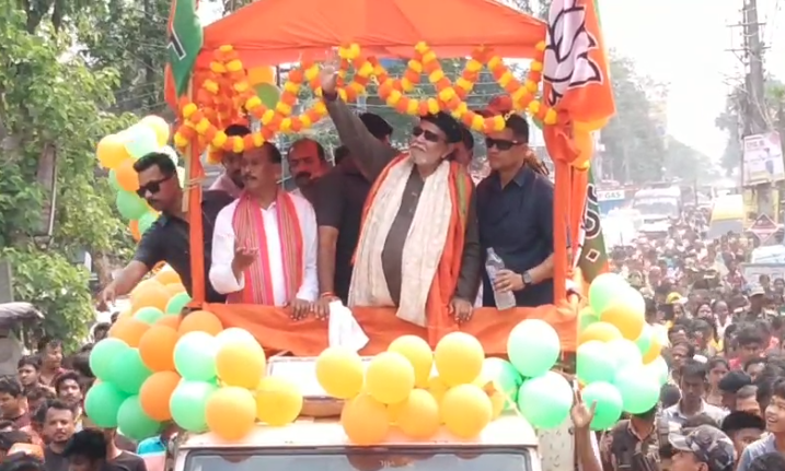 কোচবিহারে নিশীথ প্রামানিকের সমর্থনে রোড শো ও সভা করলেন মিঠুন চক্রবর্তী