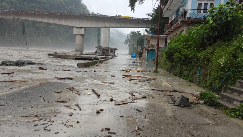 সিকিমে টানা বৃষ্টি-বাড়ছে তিস্তার জল,বন্ধ কালিম্পং-দার্জিলিং গামী রাস্তা