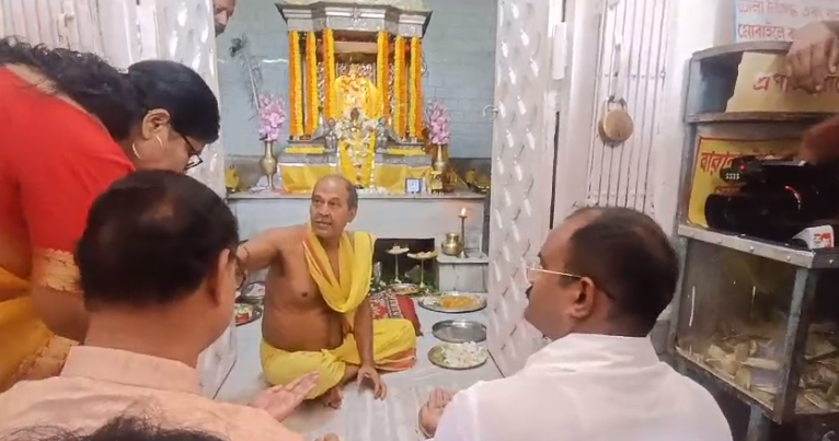মদনমোহন মন্দিরে পুজো দিলেন কোচবিহারের জয়ী তৃণমূল প্রার্থী জগদীশ চন্দ্র বর্মা বসুনিয়া