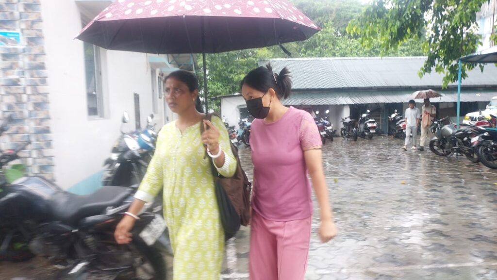 অবৈধভাবে মদের ব্যবসা চালানোর অভিযোগে গ্রেফতার মহিলা
