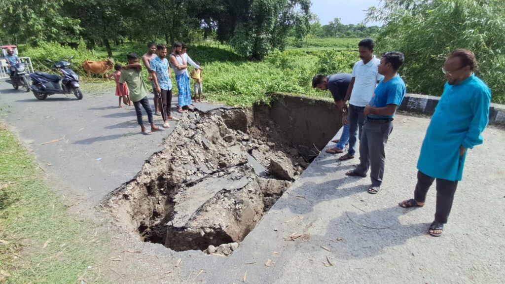 রাজগঞ্জে রাস্তার মাঝে কালভার্টে ধস, ভেঙ্গে গিয়েছে অ্যাপ্রোচ রোড-বন্ধ যোগাযোগ