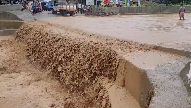 টানা বৃষ্টি, বিপদ সীমার উপর দিয়ে বইছে মাদারিহাটের বাঙরি নদীর জল