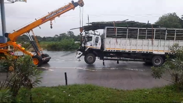 সাতসকালে দুর্ঘটনার কবলে লরি, আহত চালক