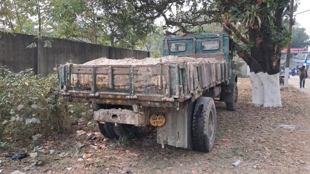 অবৈধভাবে বালি পাচারের অভিযোগ, গ্রেফতার চালক