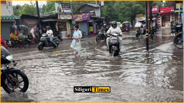 বেহাল নিকাশি ব্যবস্থার অভিযোগ, জল ঢুকছে দোকানেও—দুর্ভোগে ব্যবসায়ী, পথচারী ও স্থানীয় বাসিন্দারা