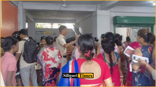 অন্নপূর্ণা যোজনার টাকা না পাওয়ায় শিলিগুড়িতে বিক্ষোভ মহিলাদের