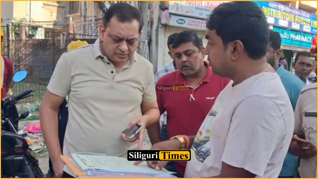 শিলিগুড়িতে পুরনিগমের কাজ খতিয়ে দেখলেন কমিশনার, কর্মীদের ঢিলেমিতে ক্ষোভ
