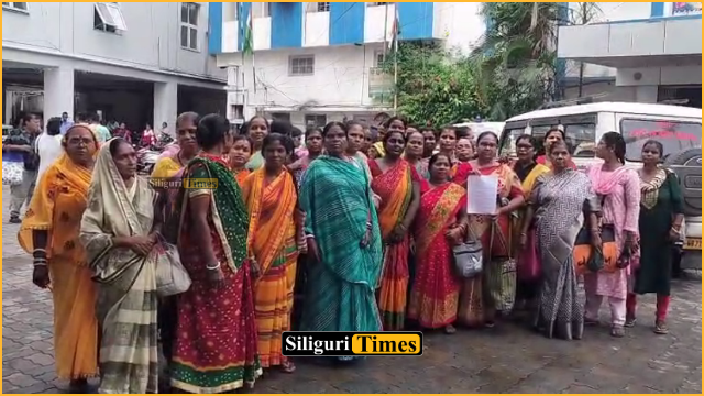 বকেয়া সাম্মানিক ভাতার দাবিতে শিলিগুড়ি পুরনিগমে বিক্ষোভ দেখালেন মিড-ডে-মিলের সহায়িকা কর্মীরা