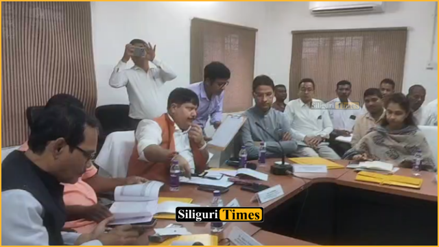 শিলিগুড়ির শ্রমিক ভবনে চা বাগান নিয়ে গুরুত্বপূর্ণ বৈঠক করলেন শ্রমমন্ত্রী অর্জুন সিং