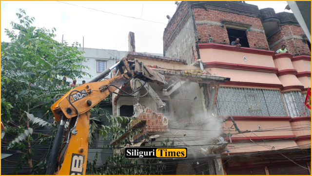 শিলিগুড়ির সন্তোষী নগরে অবৈধ বহুতল ভেঙে দিল পুরনিগম