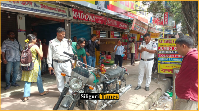 শিলিগুড়ি হিলকার্ট রোডে ফুটপাত দখলমুক্ত করতে অভিযান ট্রাফিক পুলিশের