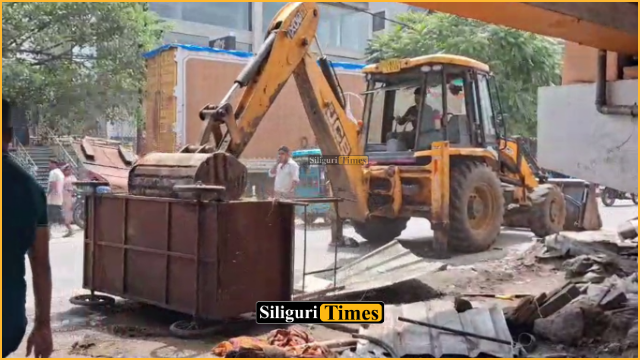শিলিগুড়ির বর্ধমান রোডে অভিযান পুরনিগমে, গুড়িয়ে দেওয়া হল উড়ালপুলের নীচে থাকা অবৈধ দোকানগুলি
