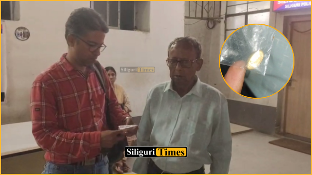 চুরি যাওয়া সোনা উদ্ধার করে বৃদ্ধকে ফিরিয়ে দিল পুলিশ