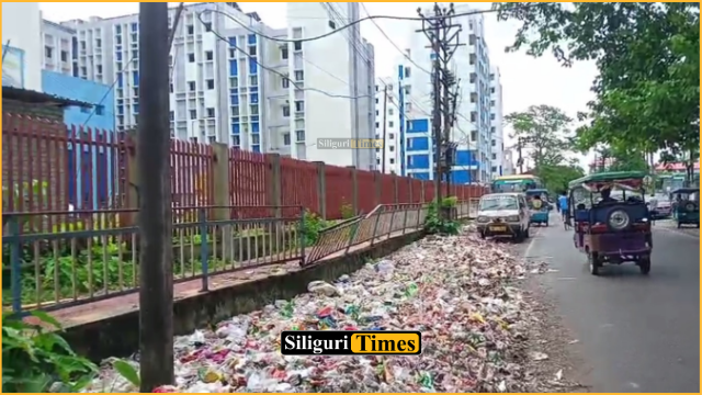 জলপাইগুড়ি মেডিক্যাল কলেজ ও হাসপাতালের রাস্তায় আবর্জনার স্তূপ, সমস্যায় রোগীর পরিজন ও স্থানীয়রা