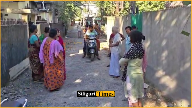 শিলিগুড়ির শান্তিনগরে স্কুল শিক্ষিকাকে ধারালো অস্ত্র দিয়ে কোপানোর অভিযোগ, আশঙ্কাজনক অবস্থায় হাসপাতালে ভর্তি