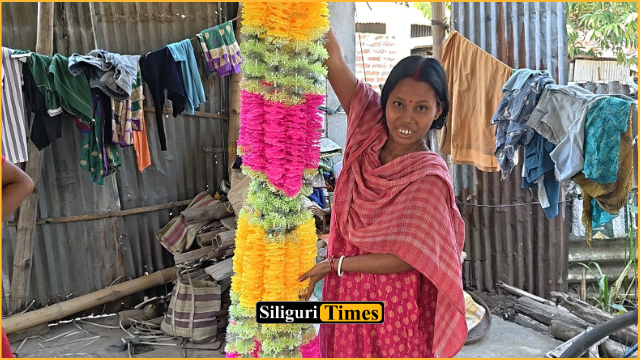 কালীপুজোর আগে প্লাস্টিকের ফুলের মালা গাঁথতে ব্যস্ত রাজগঞ্জের মহিলারা