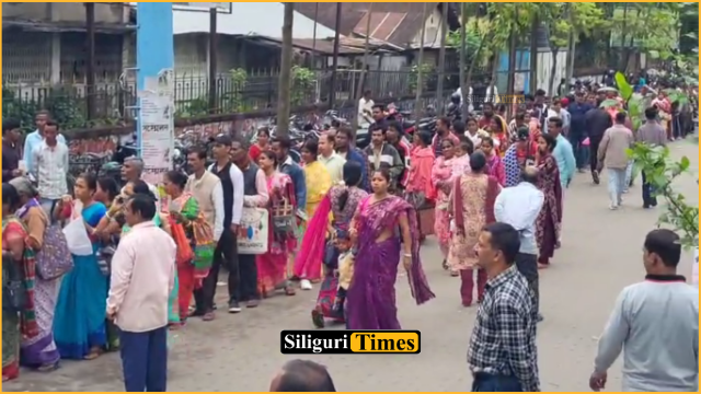 জলপাইগুড়িতে আধার সংক্রান্ত কাজ করাতে ডাকঘরের সামনে দীর্ঘক্ষণ লাইনে দাঁড়িয়ে ভোগান্তি সাধারণ মানুষের