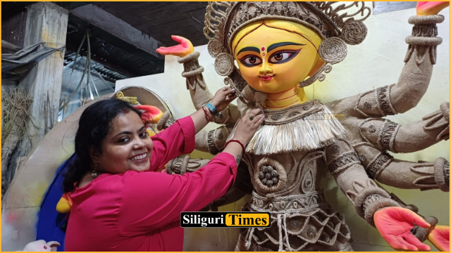 নিপুন হাতে তৈরি করেন দেবীর অলঙ্কার, পুজোর আগে মায়ের অলঙ্কার তৈরিতে ব্যস্ত শিলিগুড়ির এই শিল্পী