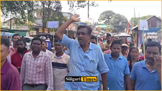 নকশালবাড়িতে চা শ্রমিকদের বোনাসের দাবিতে বিক্ষোভ