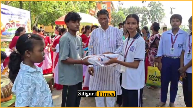দূর্গাপূজা উপলক্ষে নকশালবাড়ি সারদা বিদ্যামন্দির হাইস্কুলের তরফে বস্ত্র বিতরণ