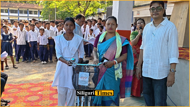 আমবাড়ি ফালাকাটা চিন্তামোহন উচ্চবিদ্যালয়ে ১০৫ জন ছাত্রীকে সারথী প্রকল্পের সাইকেল বিতরণ