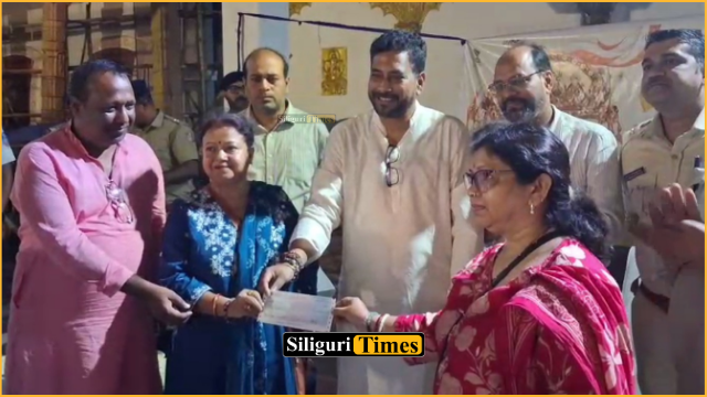 শিলিগুড়িতে দূর্গা পুজো কমিটিগুলির হাতে সরকারী আর্থিক অনুদান প্রদান