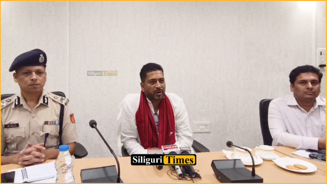দুর্গাপুজো শান্তিপূর্ণভাবে সম্পন্ন করতে শিলিগুড়িতে বৈঠক করলেন মন্ত্রী শঙ্কর ঘোষ
