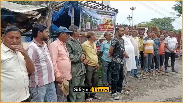 ফুলেশ্বরী রেলগেট খুলে দেওয়ার দাবিতে একদিনের ধর্মঘট ও প্রতীকী প্রতিবাদে সামিল ব্যবসায়ীরা