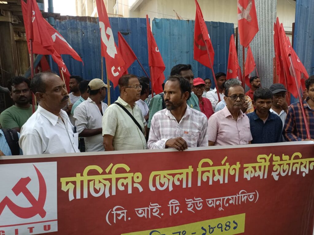 শিলিগুড়ির হায়দারপাড়ায় বহুতল থেকে পড়ে শ্রমিকের মৃত্যু, ক্ষতিপূরণের দাবিতে বিক্ষোভ CITU-র